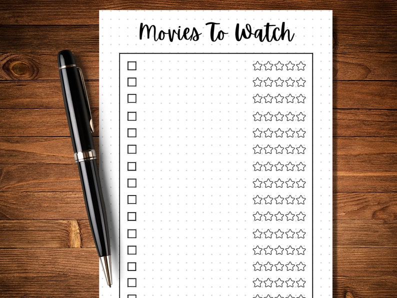 Pu&ograve; includere: Un tracker di film stampabile con un elenco di controllo e un sistema di valutazione che utilizza le stelle. Il titolo "Film da guardare" &egrave; in cima alla pagina.