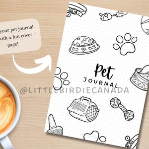 K&ouml;nnte beinhalten: Schwarz-wei&szlig;-Illustration eines Haustier-Tagebuch-Covers mit einem Pfotenabdruck, einem Hundespielzeug, einer Futtersch&uuml;ssel, einem Halsband und anderen Haustier-bezogenen Gegenst&auml;nden. Der Text "Pet Journal" befindet sich in der Mitte des Covers.