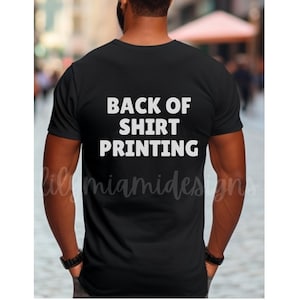 以下が含まれることがあります： 背面に白い文字で「BACK OF SHIRT PRINTING」と印刷された黒いTシャツです。