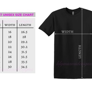 以下が含まれることがあります： 幅と長さの寸法がインチで示された、ユニセックスのTシャツのサイズ表です。表には、XSから4XLまでのサイズが表示されています。