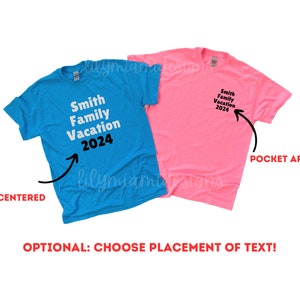 以下が含まれることがあります： 青いTシャツとピンクのTシャツ2枚で、どちらも「Smith Family Vacation 2024」の文字がプリントされています。青いTシャツは文字が前面中央にあり、ピンクのTシャツはポケット部分に文字があります。