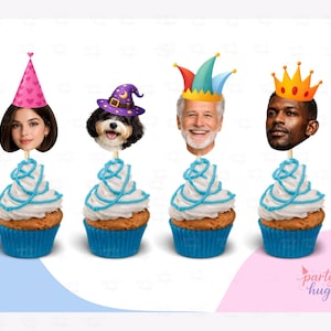 Op de afbeelding: Vier cupcakes met gezichten erop, elk versierd met witte frosting en blauwe glazuurkrullen. De gezichten zijn van een vrouw, een hond, een oudere man en een zwarte man, elk met een andere hoed: een feesthoed, een heksenhoed, een narrenhoed en een kroon.