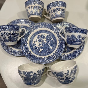 Vintage Blue Willow England Untertassen und Teetassen