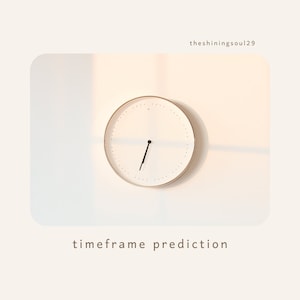 Puede incluir: Un reloj blanco con agujas negras en una pared blanca. El reloj está configurado a las 12:00. El texto "timeframe prediction" está debajo del reloj.