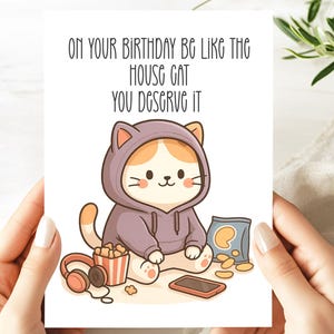 Biglietto di auguri di compleanno con gatto carino in felpa con cappuccio - Biglietto di auguri divertente con gatto pigro per lei, lui e gli amici - Biglietto di auguri di compleanno accogliente e rilassante, regalo per la fidanzata