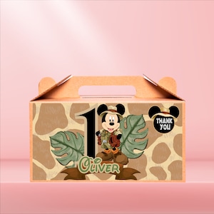 Op de afbeelding: Een bruine kartonnen feesttas met een handvat. De doos is versierd met een jungle dierenprint, groene bladeren en een cartoon afbeelding van Mickey Mouse verkleed als ontdekkingsreiziger. De doos heeft de tekst "Oliver" en "Bedankt" erop.
