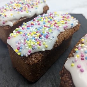 Iced Mini British Sponge Cakes - Postal Gift Individual Cakes for Birthday or Party / Celebration - Sponge with Icing, Treat Box