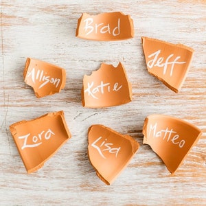 Marcadores de lugar de terracota | marcadores de lugar para casamento | casamento no jardim | marcadores de lugar com letras feitas à mão | decoração para casamento ao ar livre | arranjo de lugar para casamento