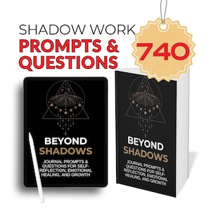 Può includere: Un diario digitale e fisico intitolato "Beyond Shadows" con una copertina nera e un design geometrico dorato con una farfalla e le fasi lunari. Il diario contiene 740 spunti e domande per l'introspezione, la guarigione emotiva e la crescita.