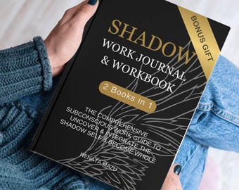 Könnte beinhalten: Ein schwarzes Buch mit einem goldenen Titel, der "SHADOW WORK JOURNAL & WORKBOOK 2 Books in 1" lautet. Das Buch zeigt eine graue und weiße Illustration von Flügeln. Der Text unter dem Titel lautet "The Comprehensive Subconscious Work Guide to Uncover & Integrate the Shadow Self & Become Whole" und "RENATA MAZU".