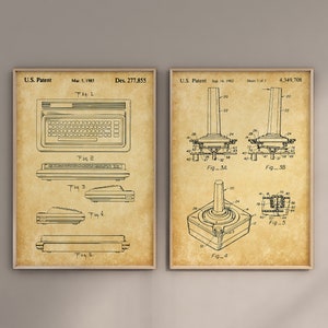 Könnte beinhalten: Eine Illustration im Vintage-Stil eines Patents für eine Computer-Tastatur und einen Joystick. Das Patent ist für eine Computer-Tastatur und einen Joystick. Das Patent ist vom 5. März 1985 und 14. September 1982. Die Patentnummern sind Des. 277,855 und 4,349,708.