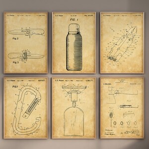 Op de afbeelding: Set van zes vintage-stijl patenttekeningen voor kampeer- en buitensportapparatuur. De tekeningen omvatten een mes, een thermosfles, een tang, een karabijnhaak, een flesopener en een bijl.