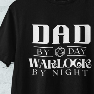 Dad by Day, Warlock by Night / D20 Camiseta negra u oscura - Regalo para gamers, nerds y geeks - Tee for Men