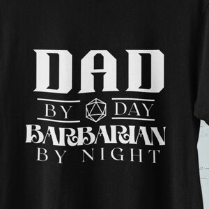 Dad by Day, Barbarian by Night / D20 Camiseta negra u oscura - Regalo para gamers, nerds y geeks - Tee for Men