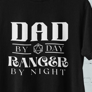 Dad by Day, Ranger by Night / D20 Camiseta negra u oscura - Regalo para gamers, nerds y geeks - Tee for Men