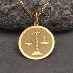Collar con balanza de la justicia de oro macizo de 14 k auténtico, colgante con balanza de la justicia personalizado, dije para collar de abogado, delicado disco con balanza de Libra