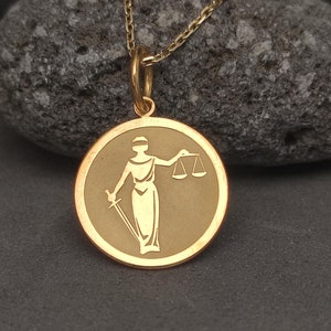 Collar de la Dama de la Justicia de oro macizo de 14 k, dije de título de maestría, regalo de graduación, colgante de la Dama de la Justicia personalizado, collar de la balanza de la justicia