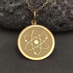 Collar de átomo de oro macizo de 14 k, colgante de diploma, regalo de graduación, dije de ciencia, collar de química, regalo de científico, collar de disco de física