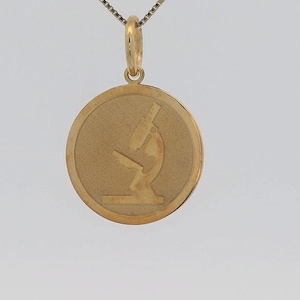 Colgante de microscopio de oro macizo de 14 quilates: regalo de graduación para graduados en ciencias y medicina, símbolo de conocimiento y descubrimiento