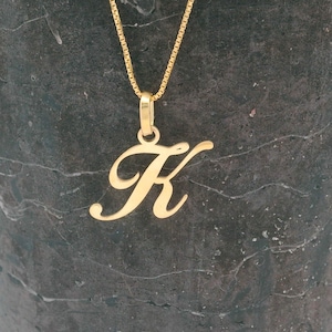 Collar con inicial de oro de 14 k, colgante minimalista con K, joyería con letras de oro personalizadas, regalo único para ella y para uso diario