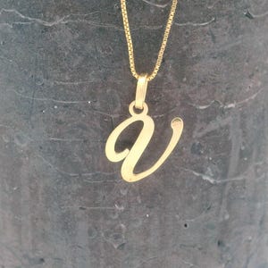 Collar con inicial de oro de 14 k, colgante minimalista en forma de V, joyería con letras de oro personalizadas, regalo único para ella y para uso diario
