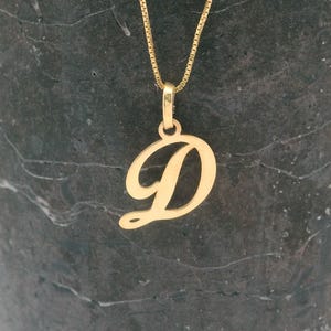 Collar con inicial de oro de 14 k, colgante minimalista con D, joyería con letras de oro personalizadas, regalo único para ella y para uso diario