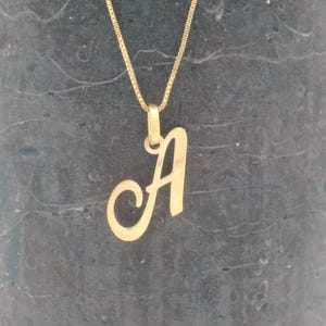 Collar con inicial de oro de 14 k, colgante minimalista A, joyería con letra de oro personalizada, regalo único para ella y para uso diario