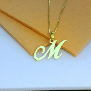 Collar con inicial de oro de 14 k, colgante minimalista con M, joyería con letras de oro personalizadas, regalo único para ella y para uso diario