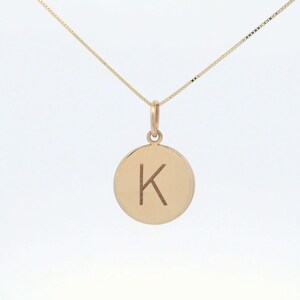 Collar con inicial de oro de 14 k, colgante minimalista con K, joyería con letras de oro personalizadas, regalo único para ella y para uso diario