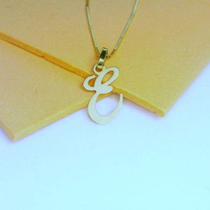 Collar con inicial de oro de 14 k, colgante minimalista con letra E, joyería personalizada con letras de oro, regalo único para ella y para uso diario