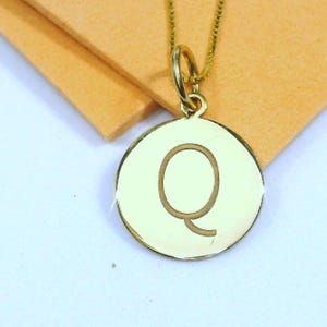 Collar con inicial de oro de 14 k, colgante minimalista con Q, joyería con letras de oro personalizadas, regalo único para ella y para uso diario