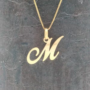 Collar con inicial de oro de 14 k, colgante minimalista con M, joyería con letras de oro personalizadas, regalo único para ella y para uso diario