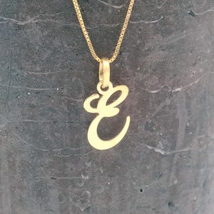 Collar con inicial de oro de 14 k, colgante minimalista con letra E, joyería personalizada con letras de oro, regalo único para ella y para uso diario