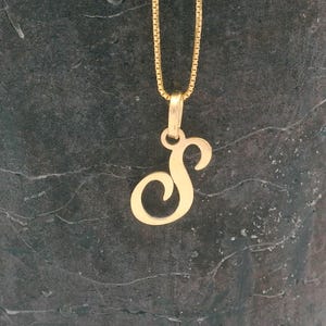 Collar con inicial de oro de 14 k, colgante minimalista con S, joyería con letras de oro personalizadas, regalo único para ella y para uso diario