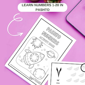 Può includere: Un libro di attività stampabile in bianco e nero per imparare i numeri in pashto. La copertina presenta un razzo, pianeti e stelle. Le pagine interne includono un'attività di tracciamento e un gioco di abbinamento dei numeri.