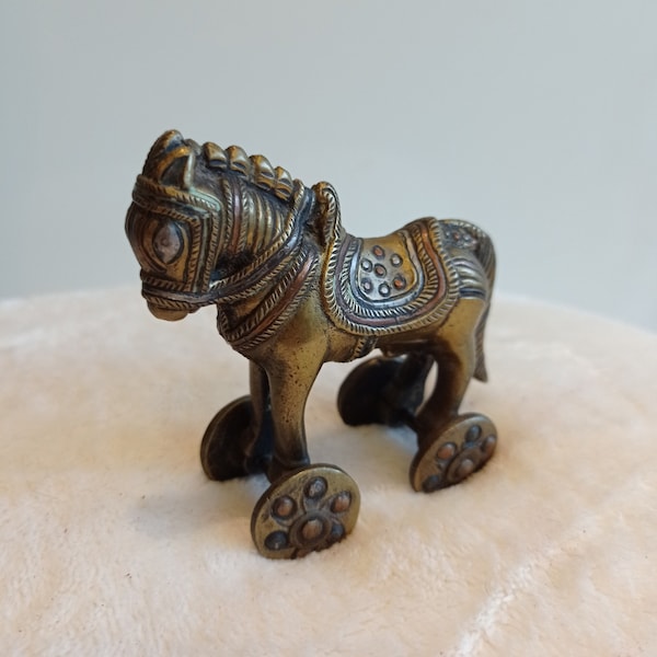 Figurine Vintage d'un cheval de mariage indien sur roues en laiton massif moulé, Jouet Ancien, Objet de Collection. Inde