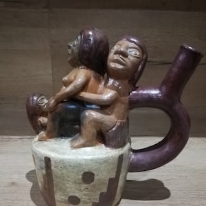 Scena del parto della cultura Mochica in ceramica (Moche), artigianato peruviano, Perù, Inca