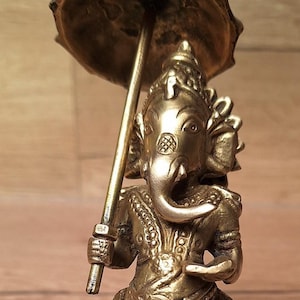 Statue de Ganesh sous un parasol – Sculpture en laiton doré , Divinité Hindoue, Inde.