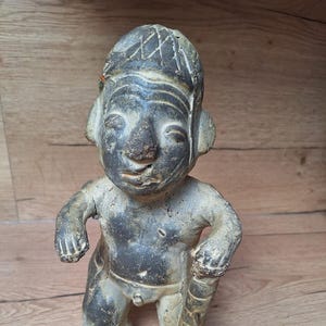 Statuetta, figurina precolombiana in terracotta nera, Colima, Messico, Sciamano in piedi. Perù
