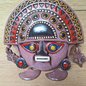 Maschera in terracotta policroma – Arte precolombiana peruviana ispirata ai Moche o Chimú (Perù)