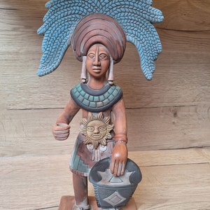 Guerriero, re Inca, Maya. Bellissima statuetta messicana colorata, artigianato precolombiano e peruviano