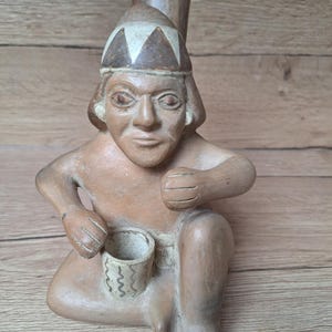 Statuetta raffigurante un personaggio della cultura Moche o Mochica, arte precolombiana. Perù