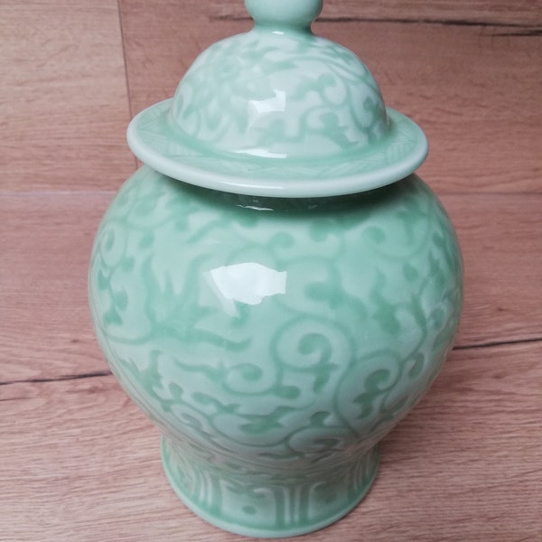 Qing Longquan Vase floral en porcelaine sculpté avec couvercle, Chine, Objet de Collection