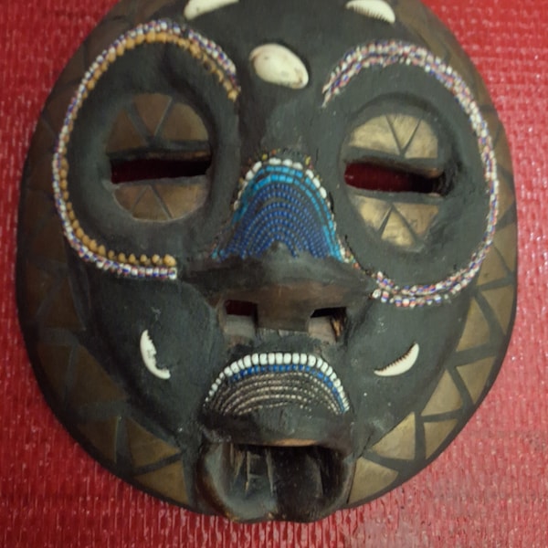 Masque Luba en bois incrustation de perles et coquillages Congo, Artisanat Africain