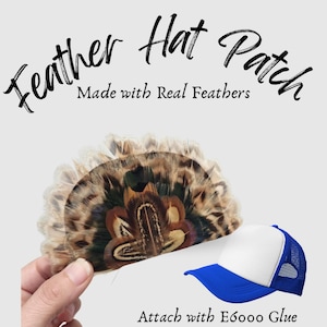 Peut inclure: Un patch de chapeau en plumes fait avec de vraies plumes, présenté avec une casquette de camionneur bleue et blanche. Le texte indique "Feather Hat Patch" et "Made with Real Feathers". Le texte dit aussi "Attach with E6000 Glue".