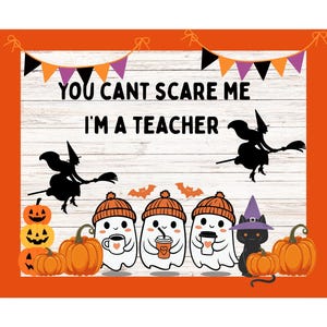 Pode incluir: Gráfico com tema de Halloween com o texto "YOU CAN'T SCARE ME I'M A TEACHER". A imagem apresenta fantasmas de desenhos animados usando gorros laranja, segurando xícaras de café e um gato preto com um chapéu de bruxa. Abóboras e morcegos também estão incluídos.