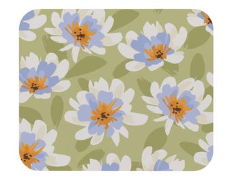 Blumen Maus Pad | Blau Weiße Blumen auf Salbei Grünem Hintergrund
