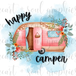 Könnte beinhalten: Ein rosafarbener Wohnwagen mit einem Blumenkranz, einem blauen Vorhang und dem Text "happy camper" auf einem blauen Aquarellhintergrund.
