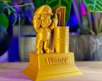 Mario Kart Pokal Scherzgeschenk für Freunde und Familie | Freches Gaming Geschenk mit versteckter Botschaft auf Rückseite | Personalisierbar