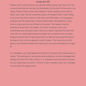 K&ouml;nnte beinhalten: Text, der den Prozess des Kaufs von einzigartigen Glaskn&ouml;pfen erkl&auml;rt. Der Text erw&auml;hnt, dass es &uuml;ber 700 Kn&ouml;pfe gibt und jeder Knopf einzigartig ist. Der Text erw&auml;hnt auch, dass die Kn&ouml;pfe aus Schlackenglas hergestellt sind und in verschiedenen Gr&ouml;&szlig;en, Dicken, Farben und Oberfl&auml;chen erh&auml;ltlich sind. Der Text erw&auml;hnt auch, dass die Kn&ouml;pfe an einer Basis befestigt sind, die einen kleinen Vorsprung hat, der es der Basis erm&ouml;glicht, in den Schrank zu sinken, um sie an Ort und Stelle zu halten. Der Text erw&auml;hnt auch, dass die Kn&ouml;pfe durch Anziehen von der R&uuml;ckseite der Schrankt&uuml;r oder Schublade installiert werden. Der Text erw&auml;hnt auch, dass die Kn&ouml;pfe mit einer 1-Zoll-Standard-Schraube geliefert werden, aber eine 1,25-Zoll-Schraube kann bei Bedarf ausgetauscht werden.